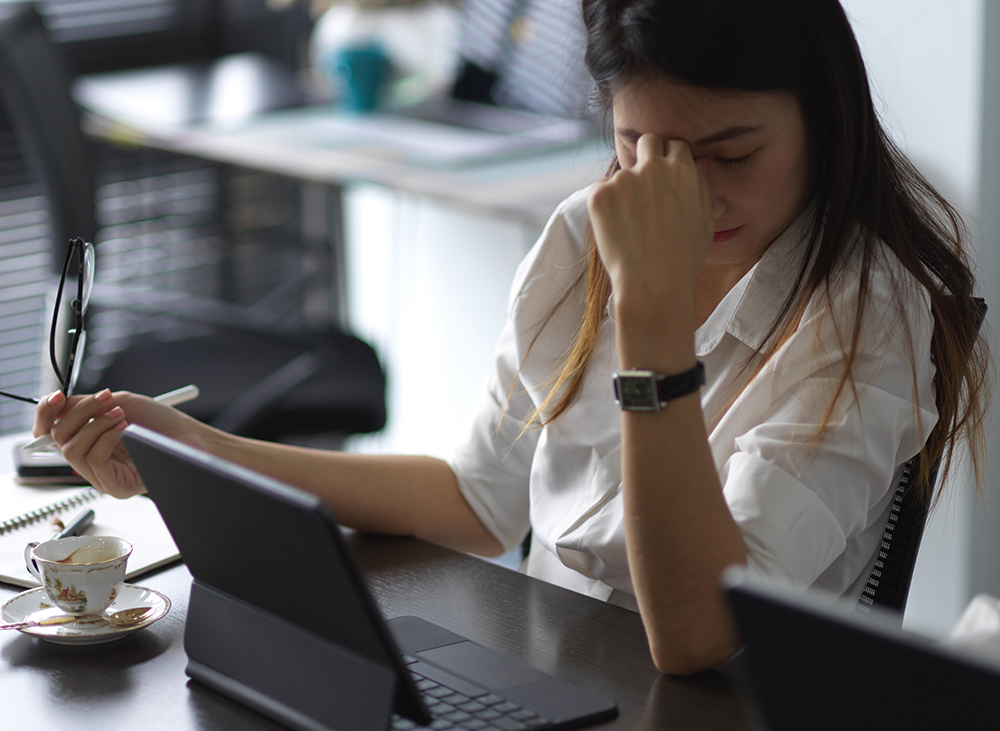 Female Office Worker Feeling Tried While Working In Office Room - Barão Assessoria Contábil