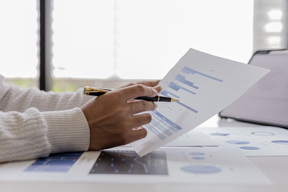 Business Woman Are Looking At The Company's Financial Documents - Barão Assessoria Contábil
