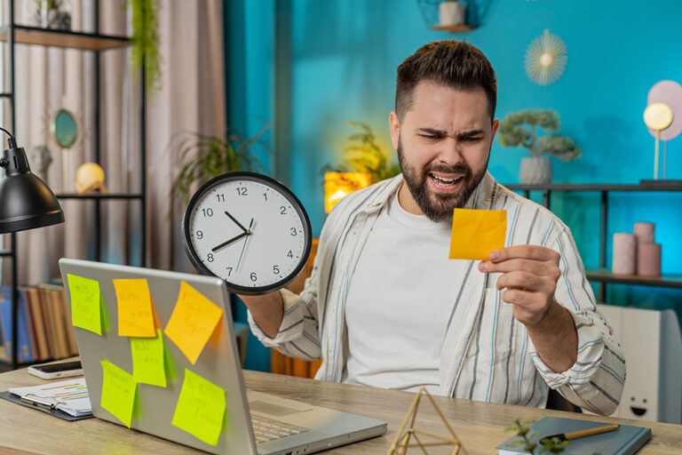 Caucasian Businessman Work On Laptop Sticky Notes With Many Tasks Inscription Overworked At Office - Barão Assessoria Contábil